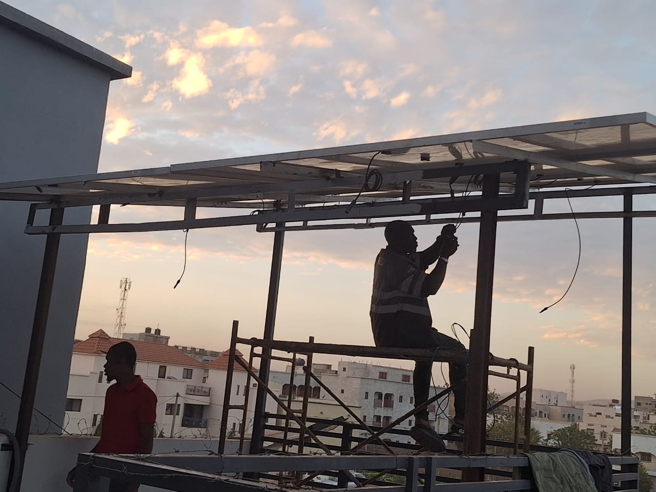 Technicien installant des panneaux solaires