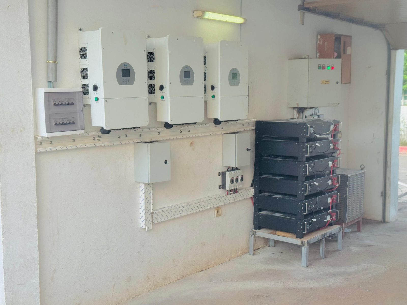 Salle technique avec batteries solaires