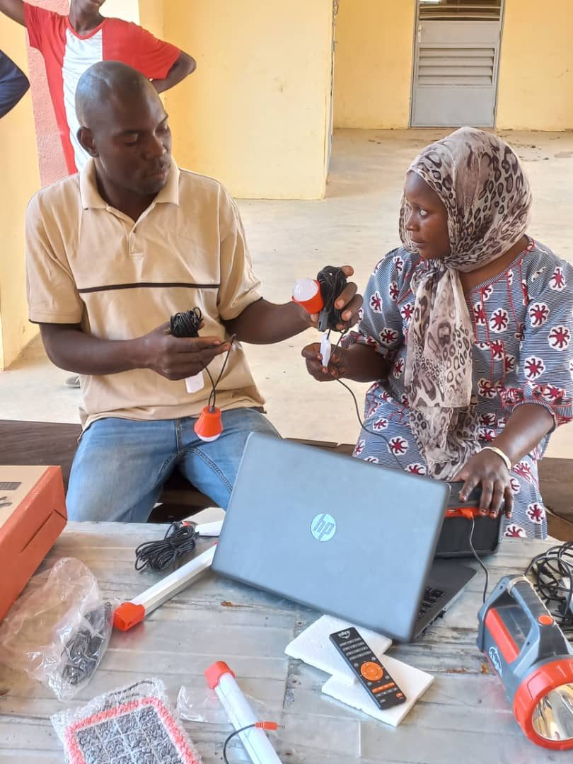Présentation de kits solaires en zone rurale